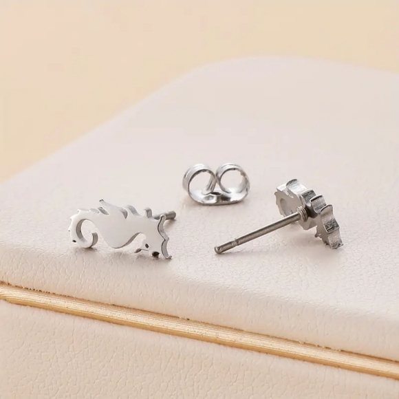 SEAHORSE silvertone stud earrings NWT - Picture 2 of 3